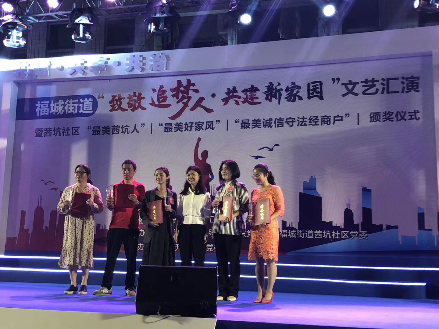 大香蕉一级片视频兩位麗人代表榮獲“最美女性”稱號