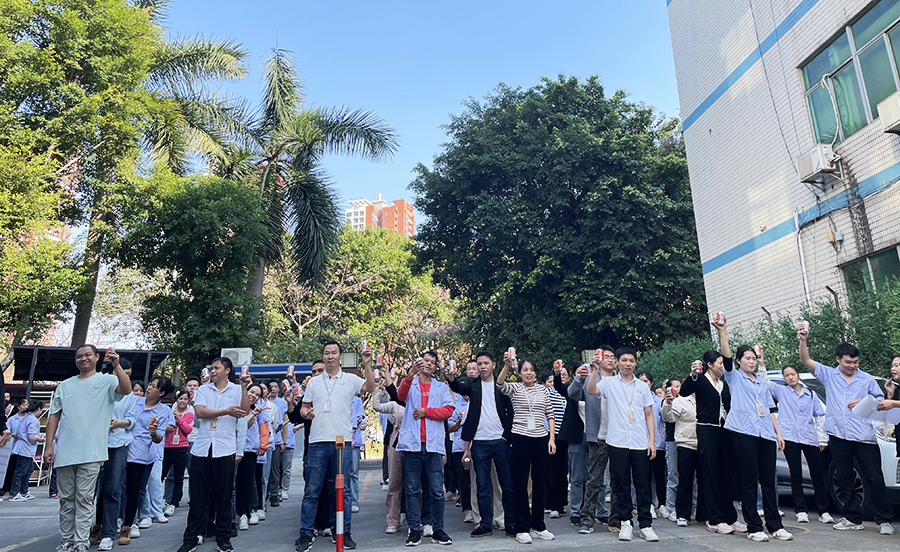 ”聚力同行 繩彩飛揚“~拔河比賽在大香蕉一级片视频人的一聲聲呐喊助威中圓滿結束！